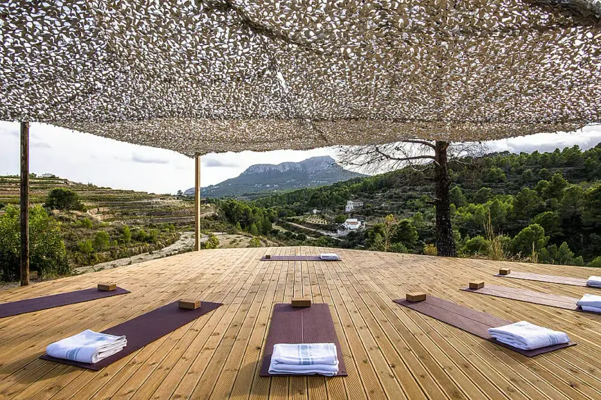 Lugn yogaplattform i naturen för vila och återhämtning