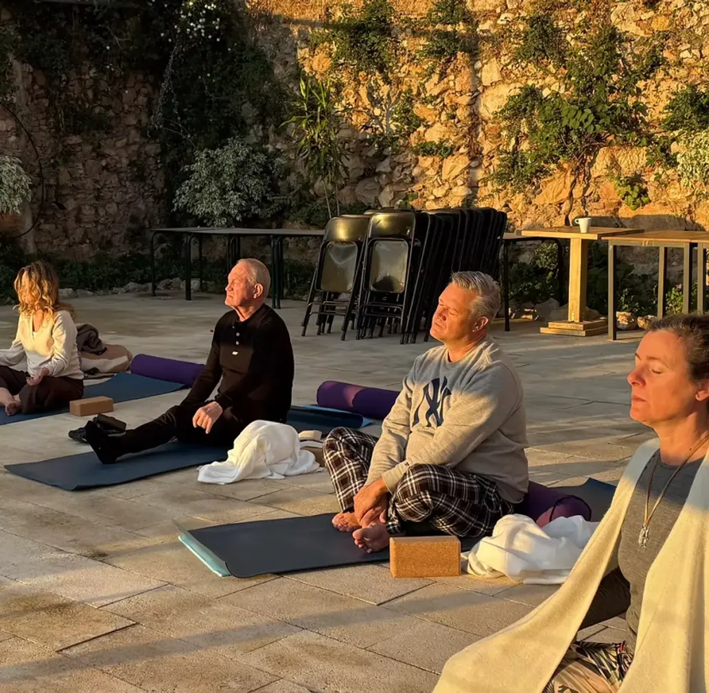 Deltagare under ett retreat i Andalusien med fokus på självledarskap, återhämtning och naturupplevelser i liten grupp.