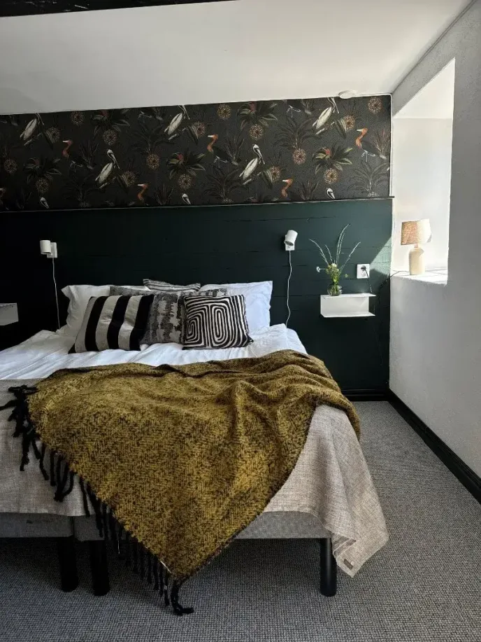 Dubbelrum med personlig inredning på retreatboende i Burgsvik på Gotland