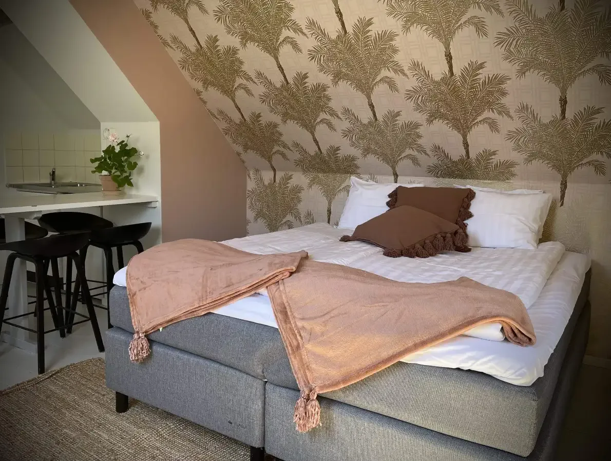 Ljust och harmoniskt dubbelrum på retreatboende under keramikretreat på Gotland