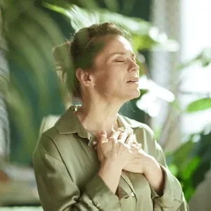 Kvinna som praktiserar breathwork och medveten andning