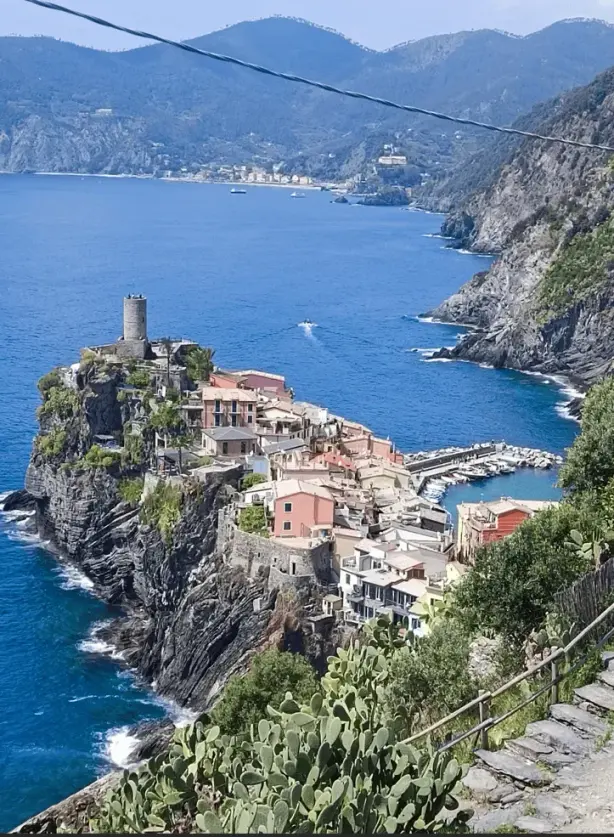 Cinque Terre i Italien med klippor och vackra medelhavet runt om kring