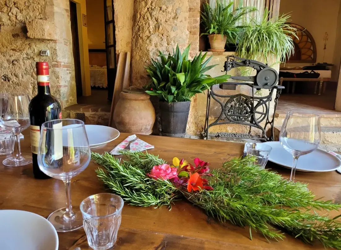 Rustik middag i italiensk lantgård under retreat i Toscana