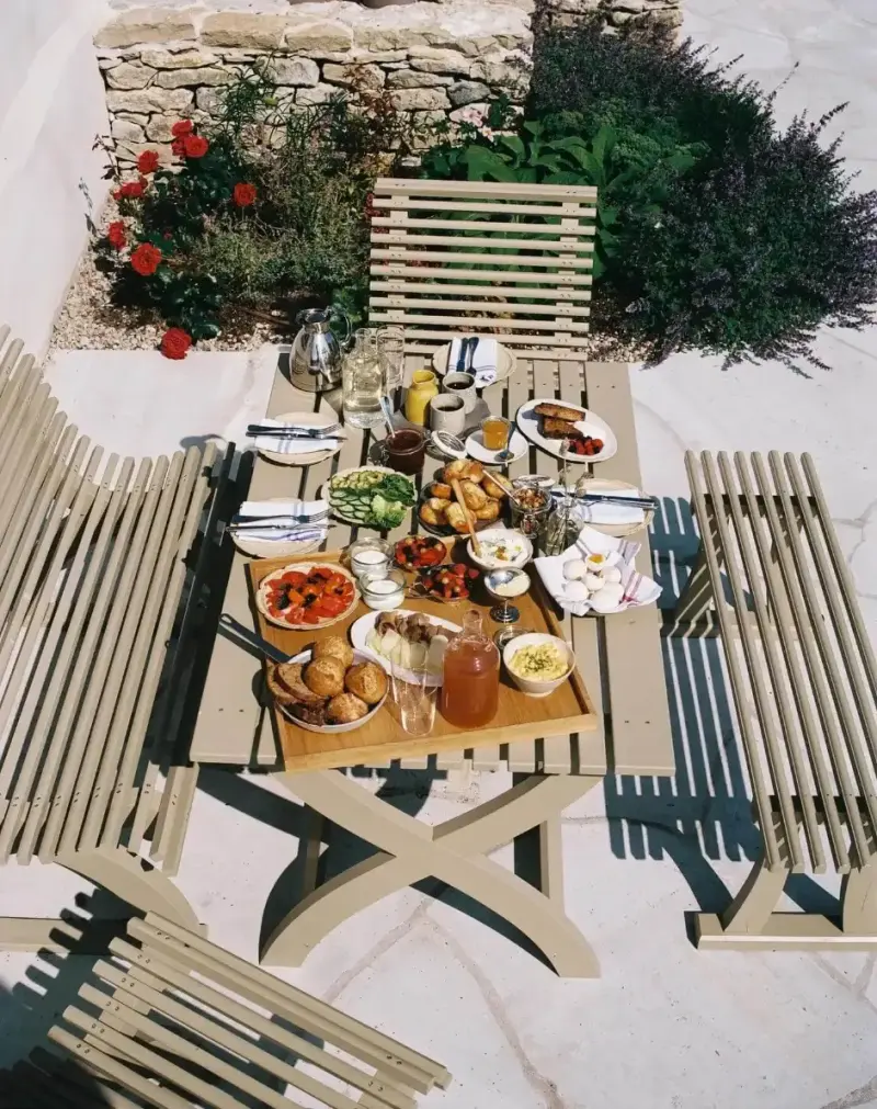 Frukost serverad utomhus under retreatvecka på Gotland