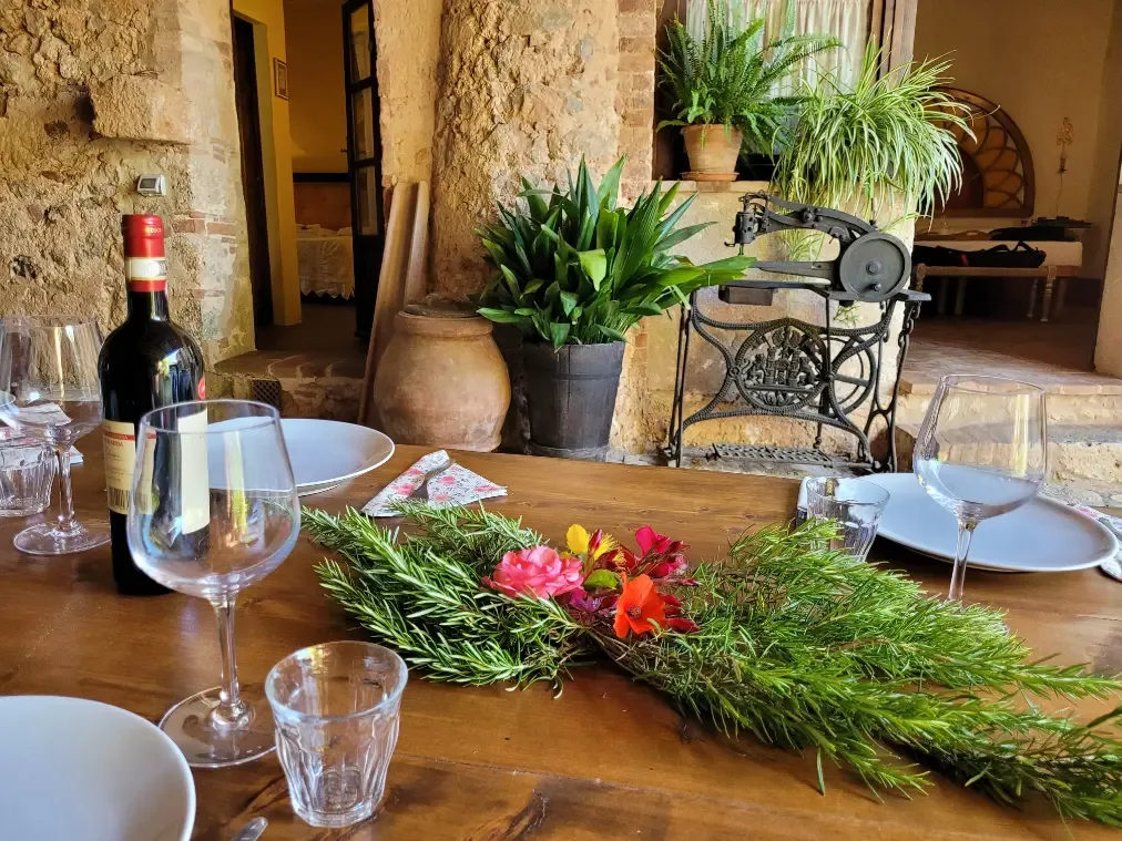 Rustik middag i italiensk lantgård under retreat i Toscana