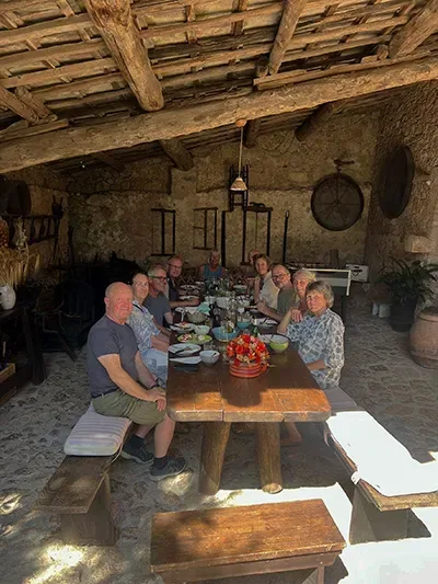 Gemensam middag och social måltid under kreativt retreat i Toscana