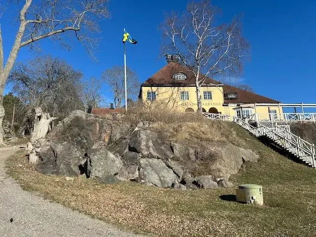 Grinda Wärdshus på klipporna i naturskön skärgårdsmiljö.