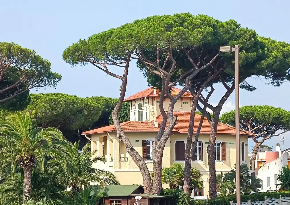 Ett italienskt hus med vackra gröna träd