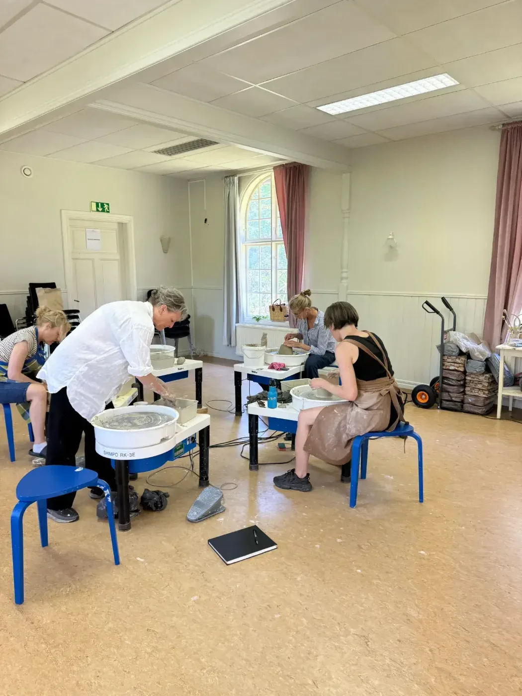 Deltagare under drejningskurs och keramikretreat på Gotland