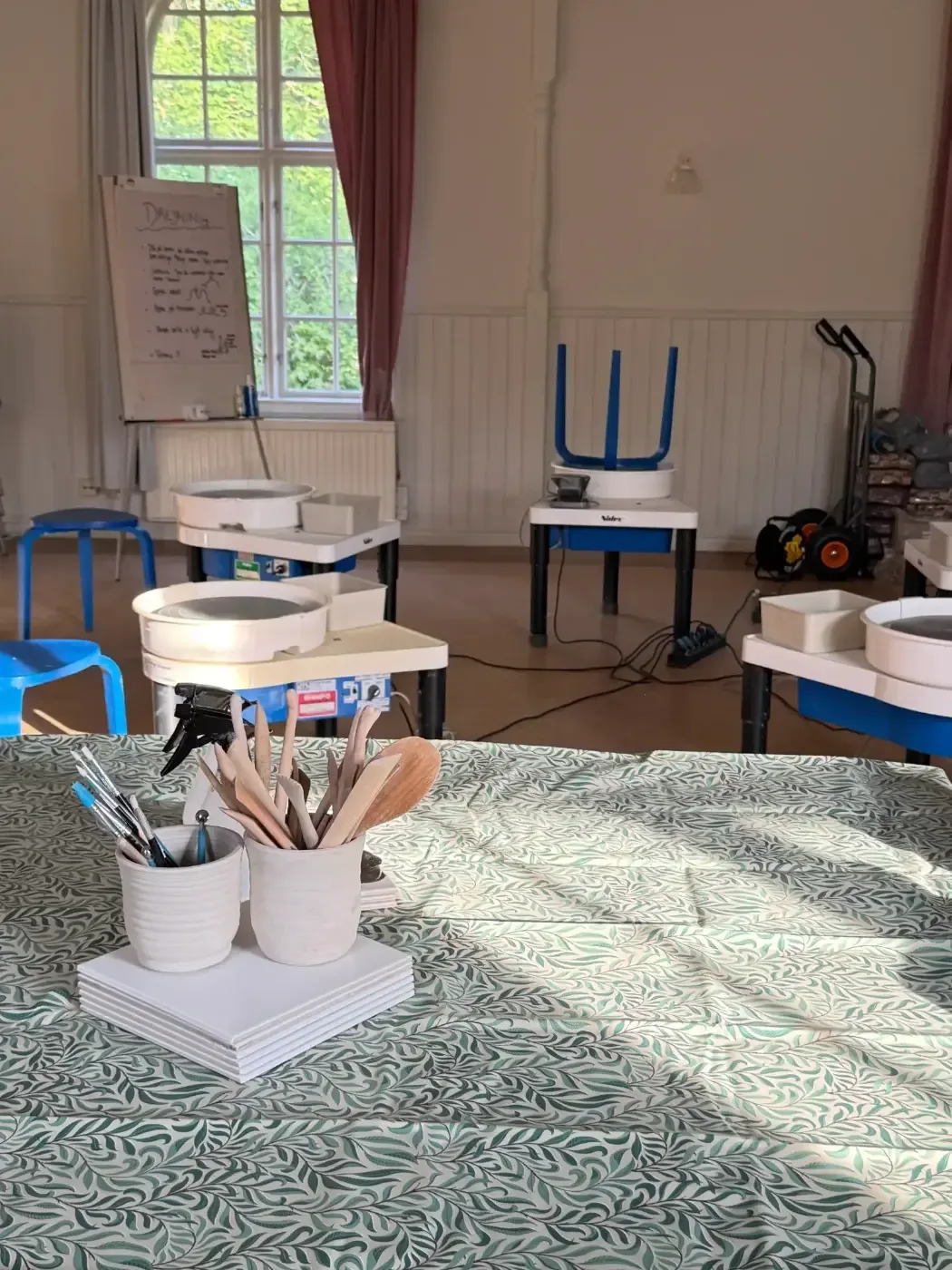 Keramikstudio och kreativ workshopmiljö under retreat på Gotland