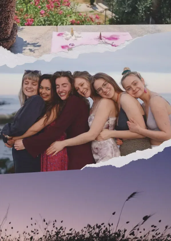 En grupp kvinnor kramar om varandra i Frankrike på en retreat under midsommar