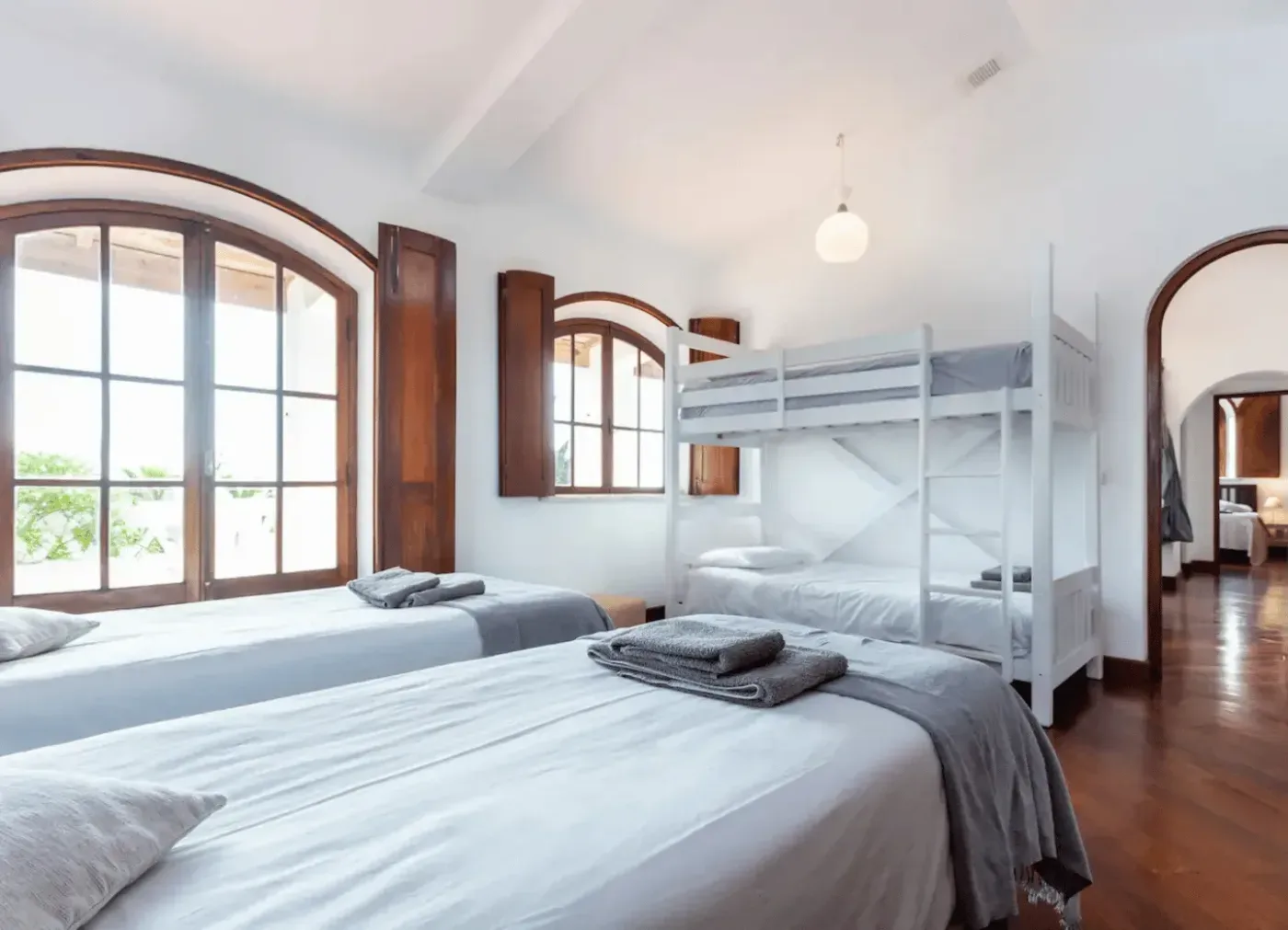 Sovrum med ljus inredning på bokaretreats retreat i Salema, Portugal