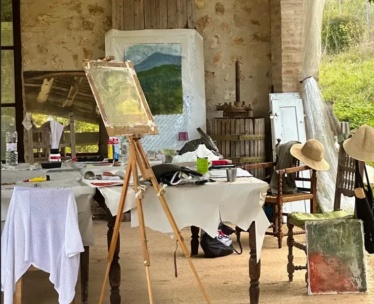 Konstmaterial och målarduk under kreativ retreat i Italien