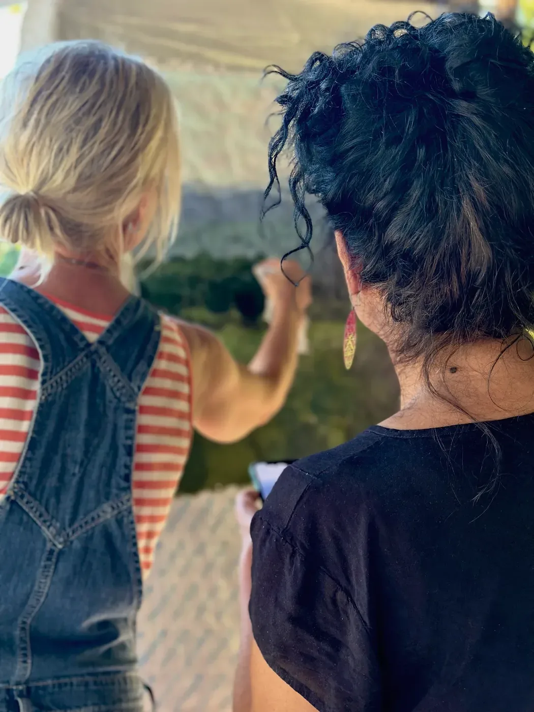 Deltagare som målar tillsammans under ett kreativt retreat i Toscana