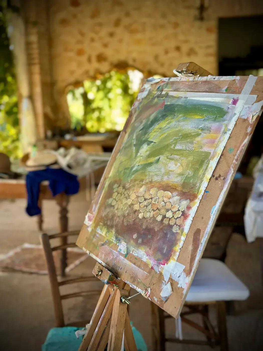 Staffli med målning i rustik konststudio under retreat i Toscana