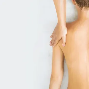 Avslappnande massagebehandling under wellness retreat