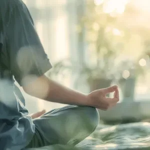 Person som mediterar under mindfulness retreat