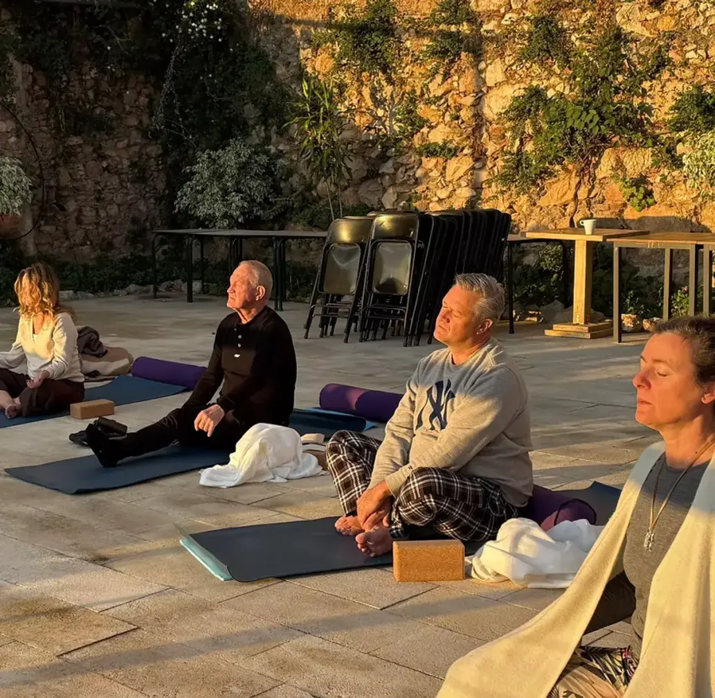 Deltagare under ett retreat i Andalusien med fokus på självledarskap, återhämtning och naturupplevelser i liten grupp.