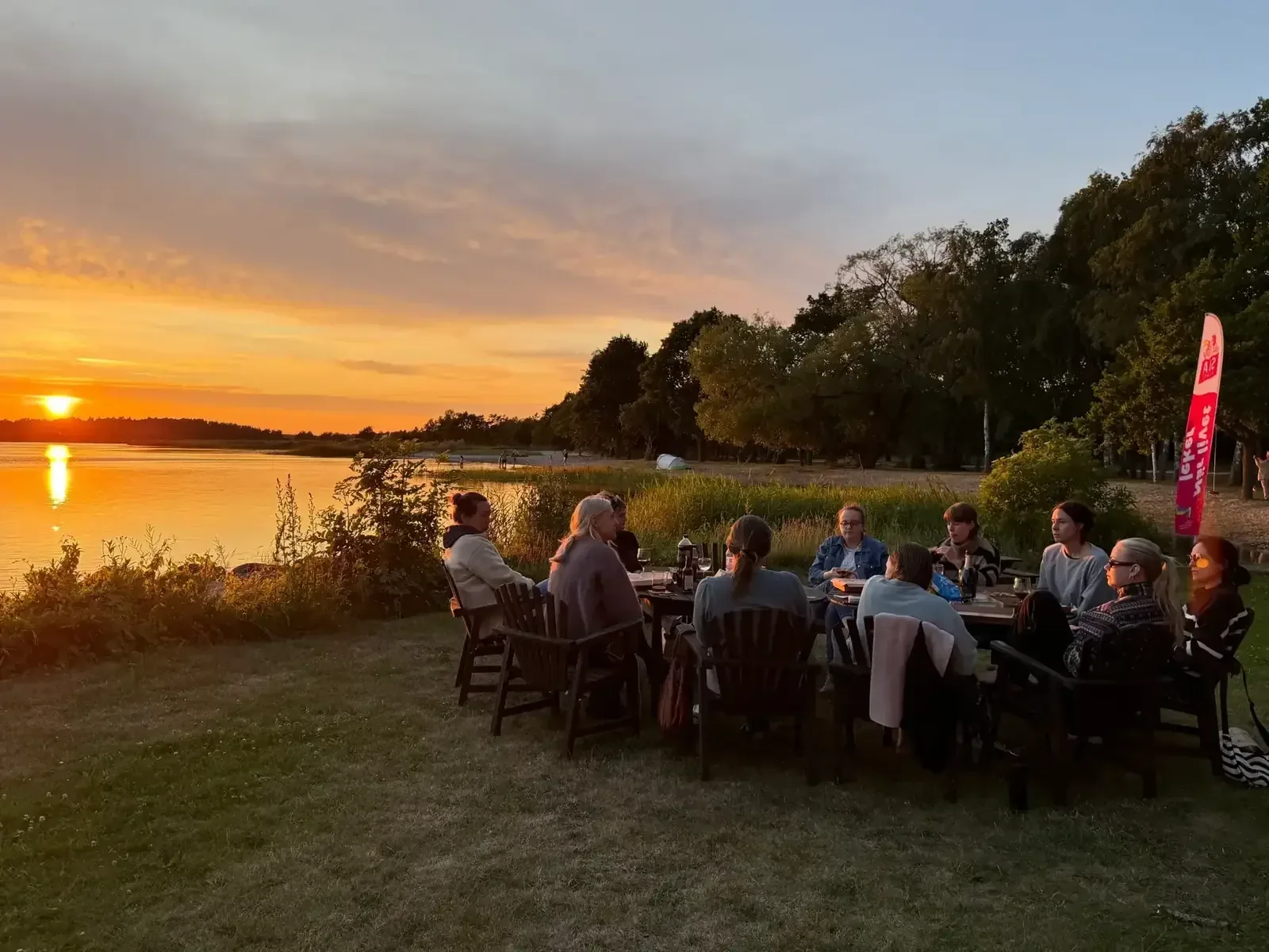 Gemensam middag vid havet under keramikretreat på Gotland