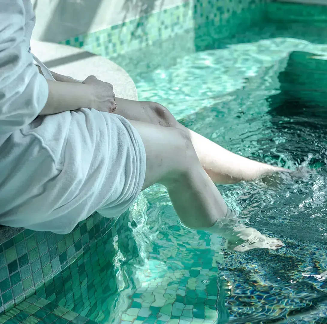 Kvinnor under retreat på Torekov Spa med yoga, sound healing och återhämtning nära havet i vintermiljö.