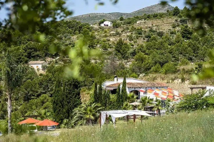 Retreatcenter inbäddat i grönska och bergslandskap på den spanska landsbygden