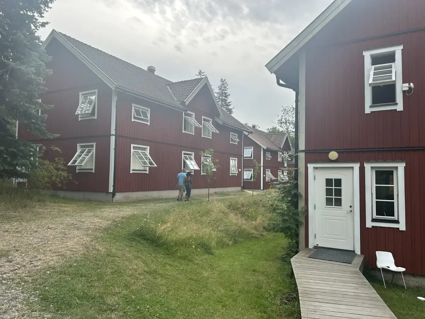Röda skärgårdshus med boende vid Grinda Wärdshus i Stockholms skärgård.