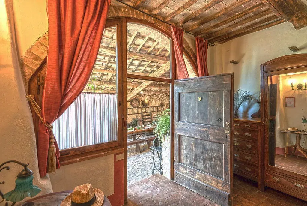 Gemensamt matrum i traditionell retreatgård i Toscana