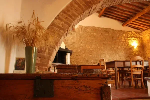 Rustik interiör i traditionellt stenhus i Toscana