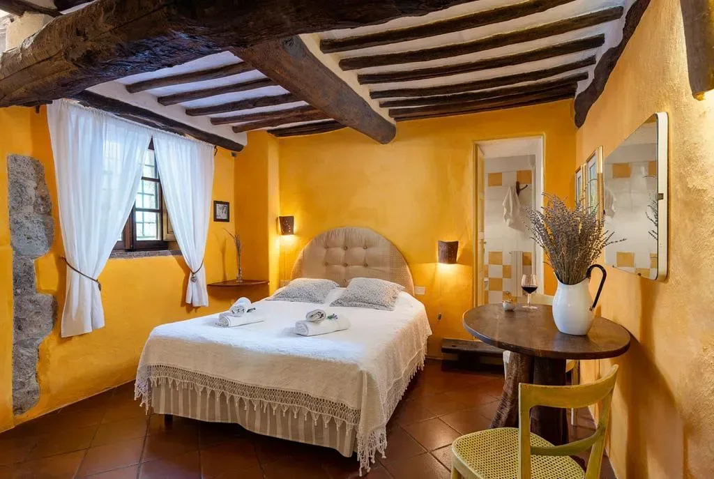 Rustikt rum med trädetaljer på retreat i Toscana
