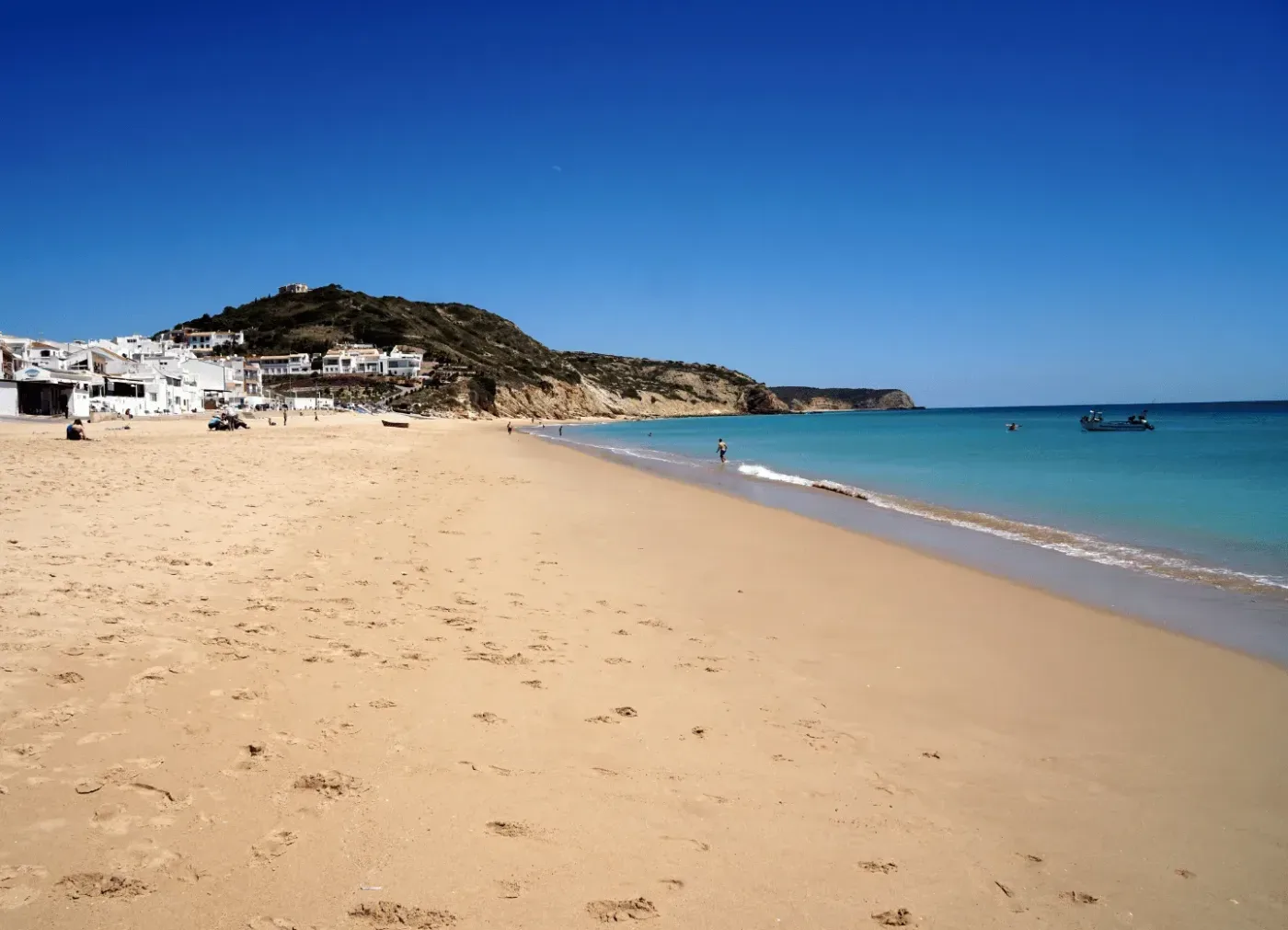 bokaretreats wellness resa med sensing yoga i vackra Salema i Portugal