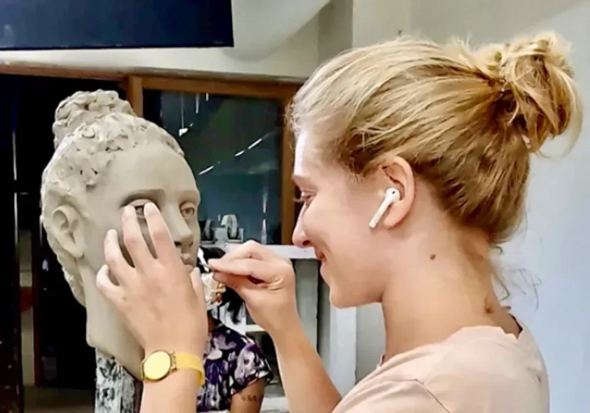 Deltagare under skulpturworkshop i Rom med personlig vägledning och kreativt arbete i konstnärlig miljö.