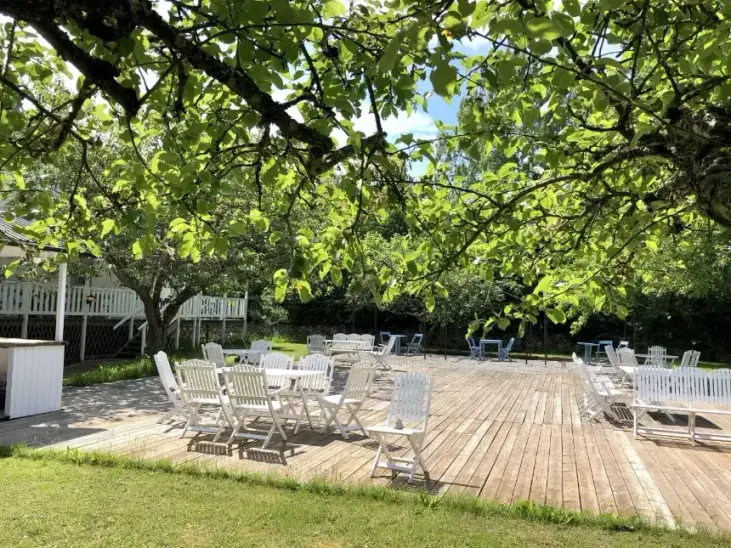 Stor uteterrass och sociala ytor vid retreatboende på södra Gotland
