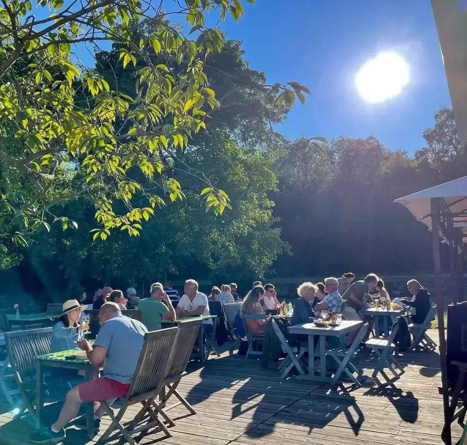 Uteservering och social kvällsmiljö på retreatboende på Gotland