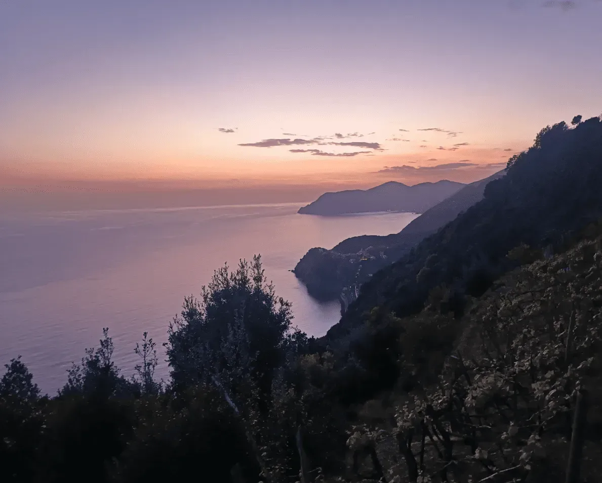 Utsikt från bergen i Italien med medelhavet