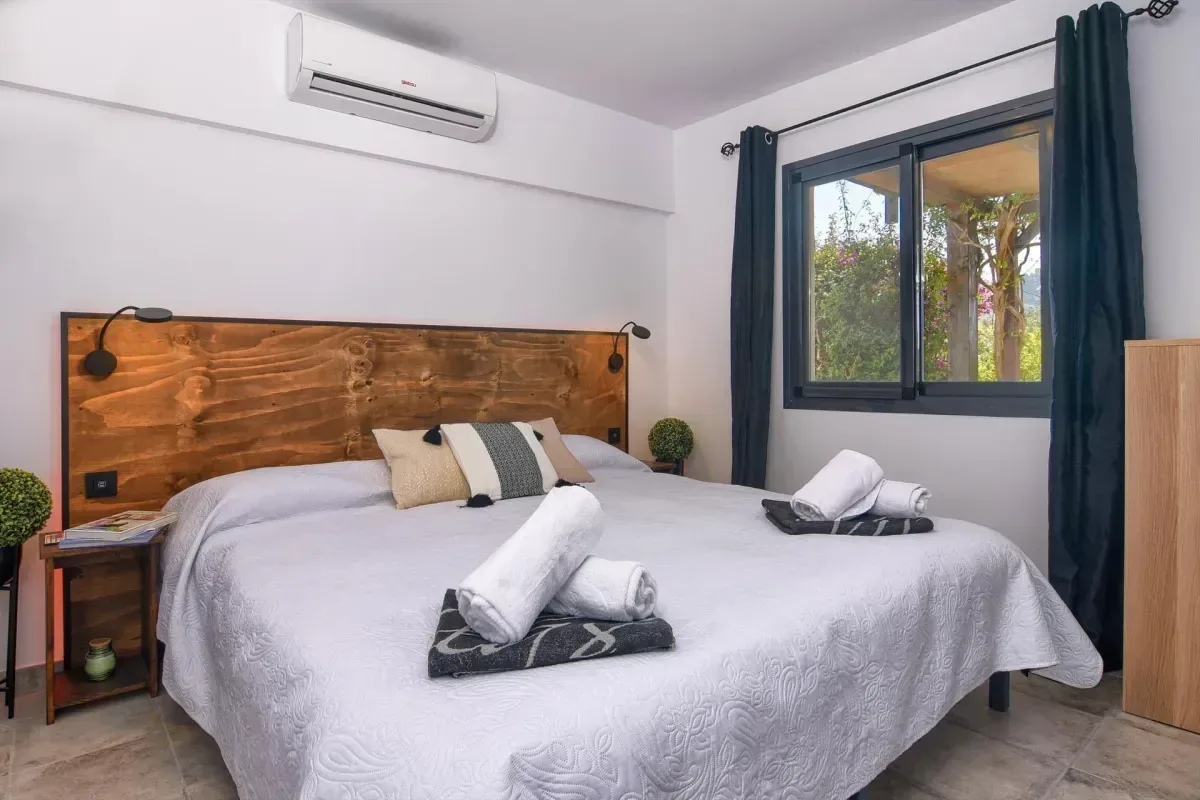 Ljust dubbelrum med dubbelsäng på retreatcenter i Calpe på Costa Blanca