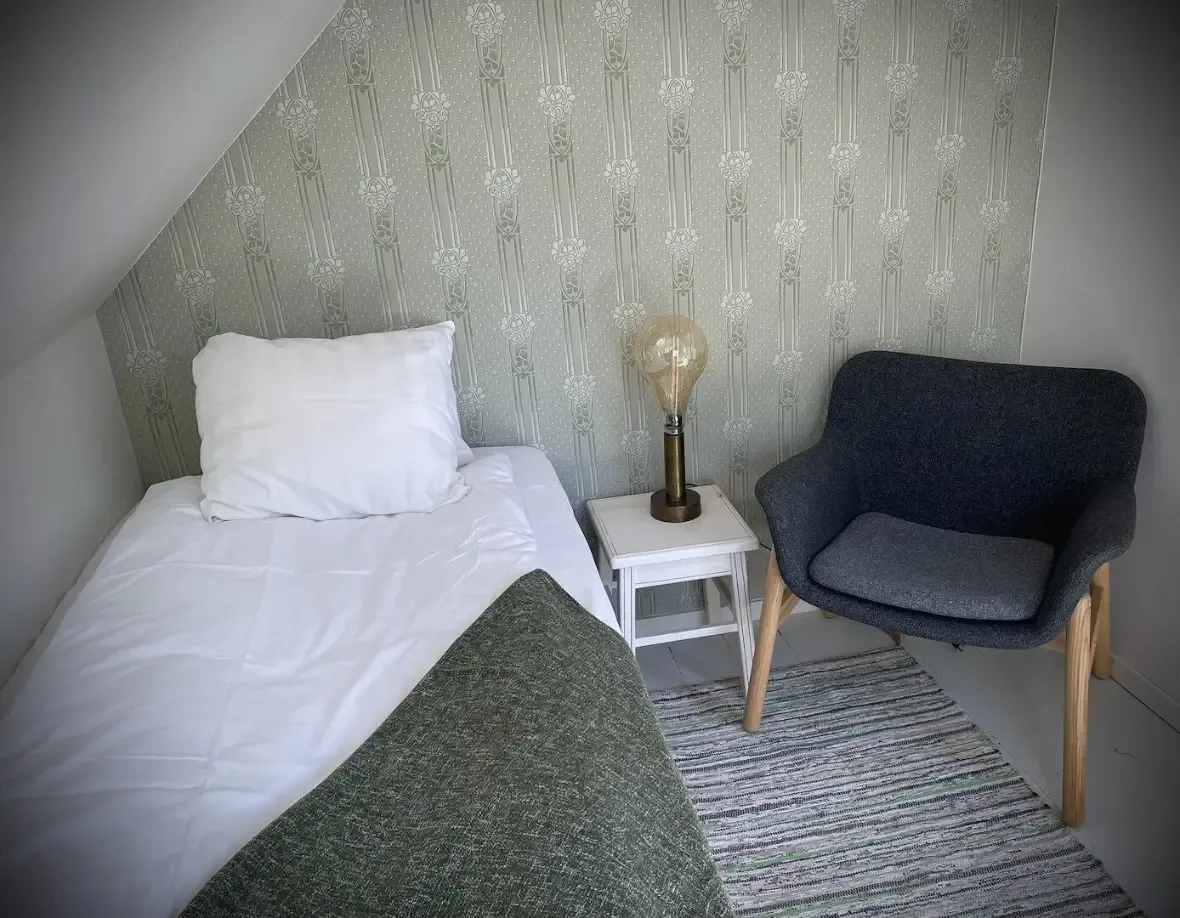 Ljust och bekvämt rum på retreatboende under keramikvecka på Gotland