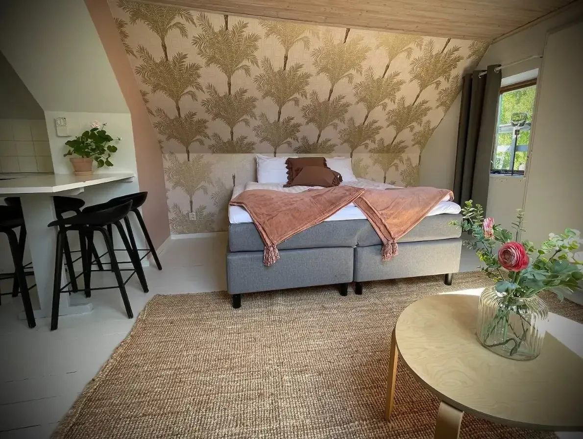 Mysigt studio-rum med naturliga toner under keramikretreat på Gotland