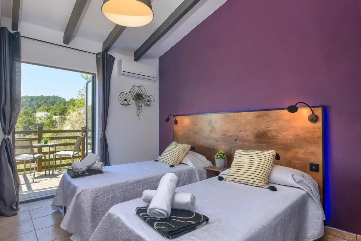 Twinrum med två enkelsängar och balkong på retreatcenter i Calpe
