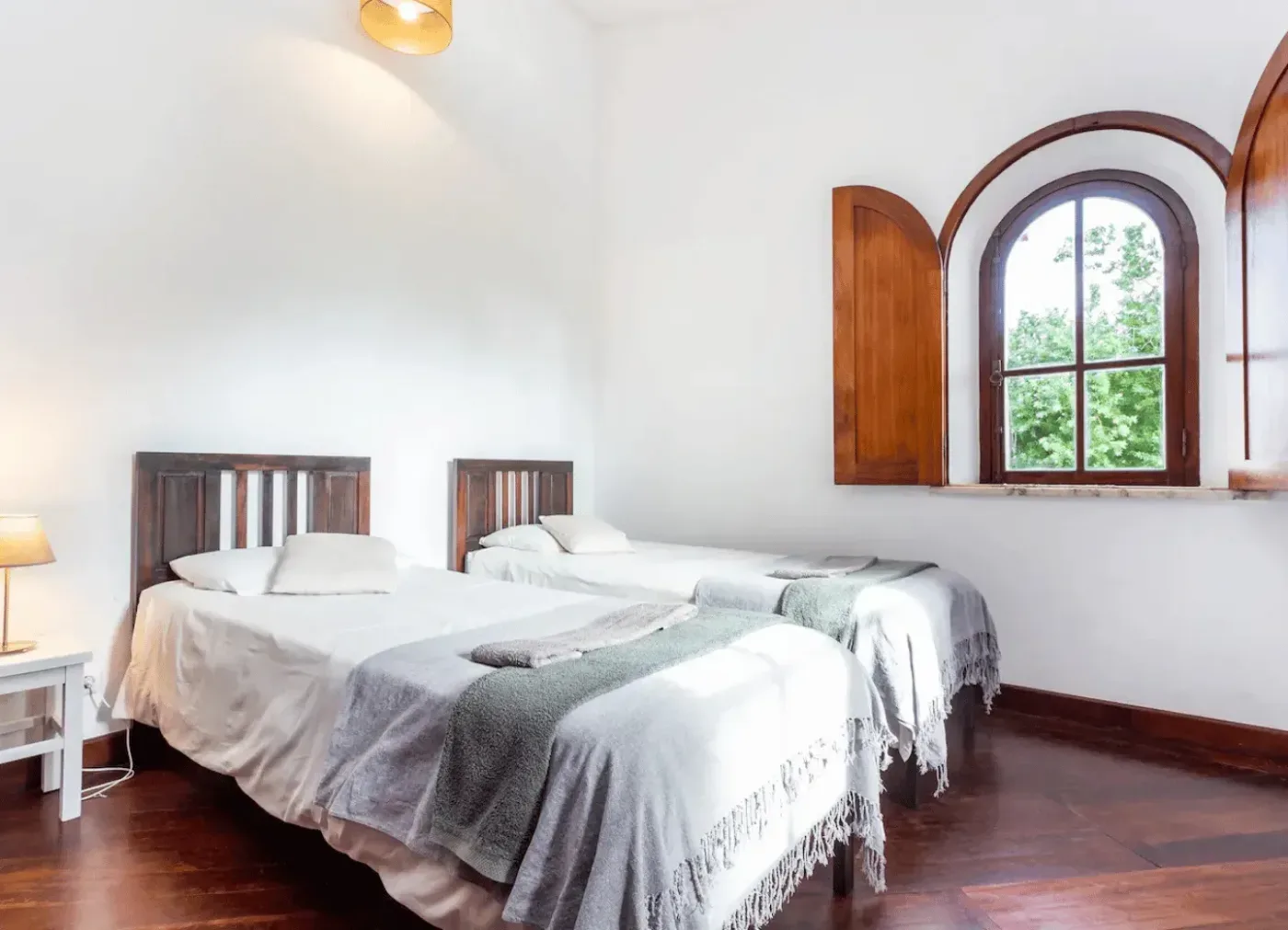 Sovrum med enkel säng och lugn atmosfär vid bokaretreats Portugal
