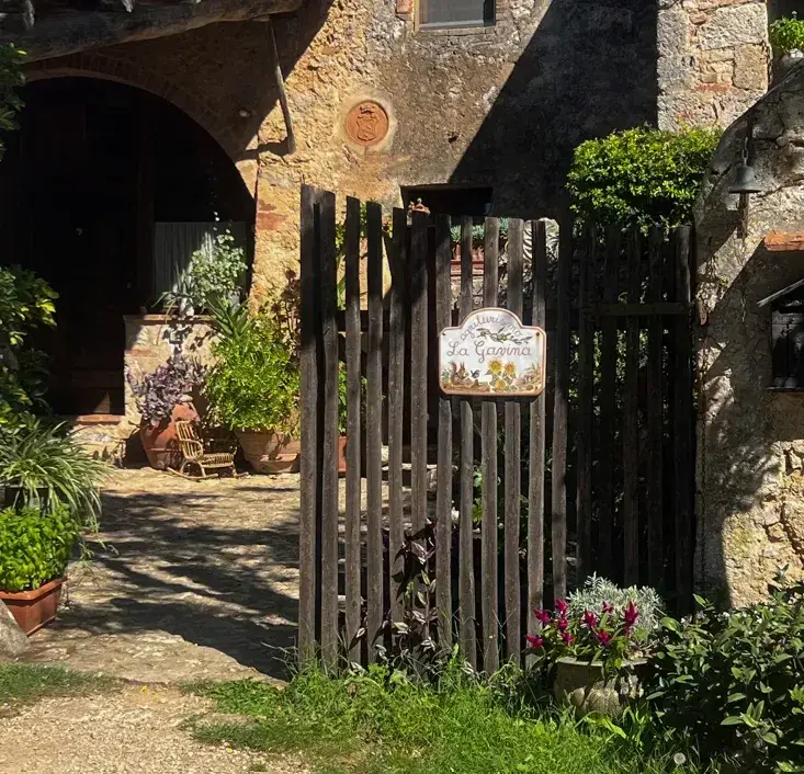 Entré till rustik agriturismo och retreatboende i Toscana omgivet av grönska