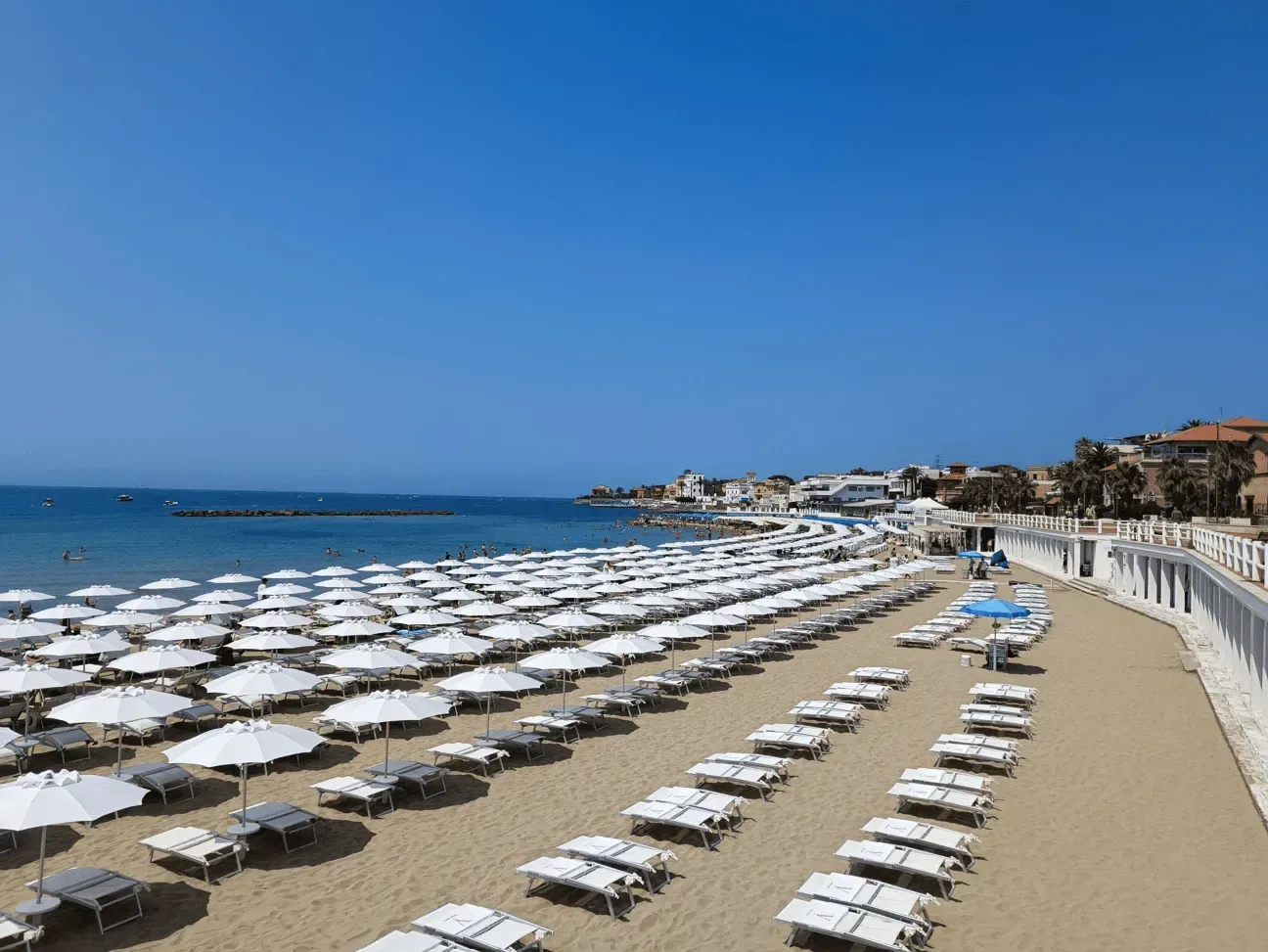 Solig dag i Santa Mariella vid stranden