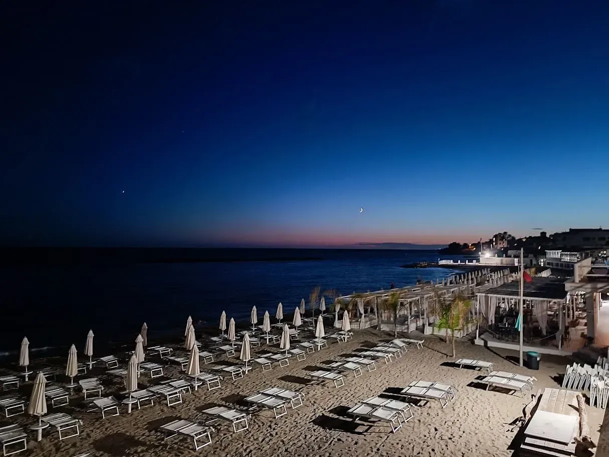 Strand i Italien på natten