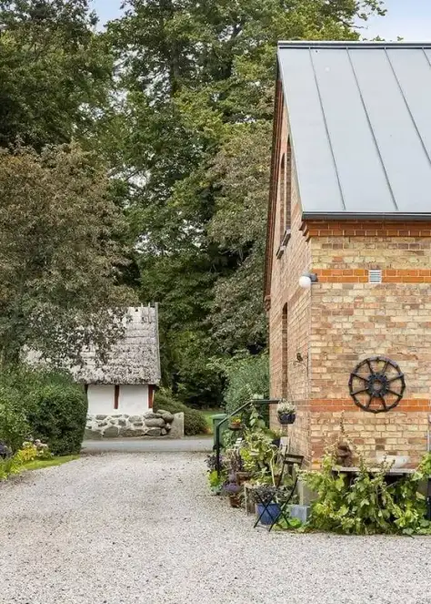 Blomstrande trädgårdsmiljö vid retreatboende på Gotland