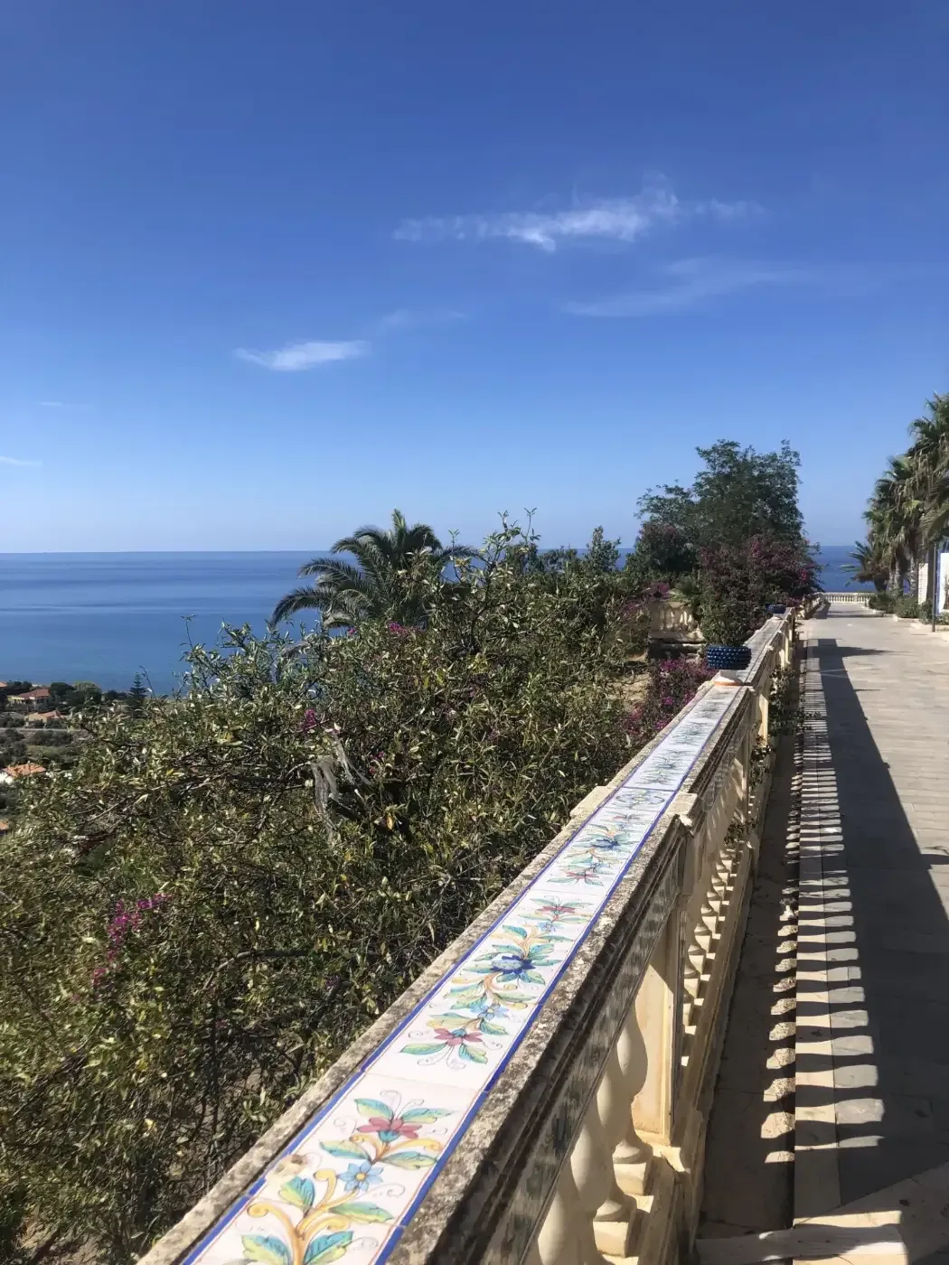 utsikt över havet från en terrass i italien