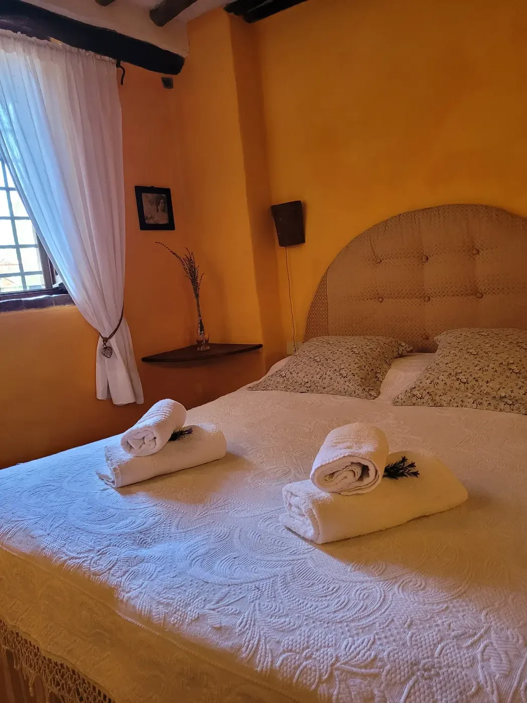 Rustik interiör och entré till traditionellt retreatboende i Toscana