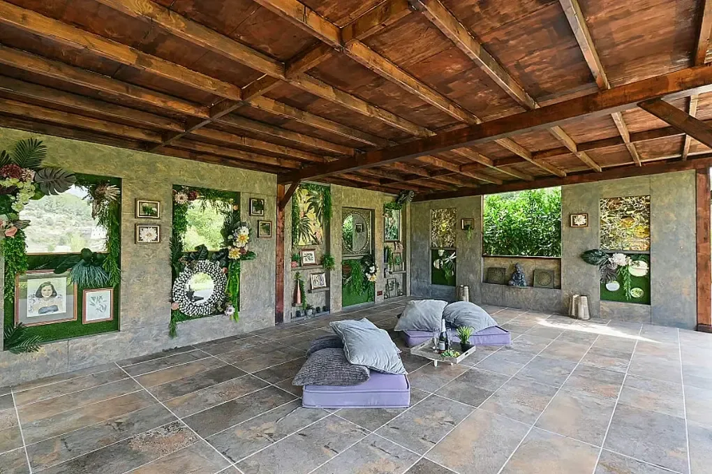 Privat träterrass med sittgrupp vid retreatboende i Spanien.