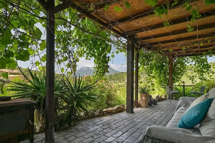 Privat träterrass med sittgrupp vid retreatboende i Spanien