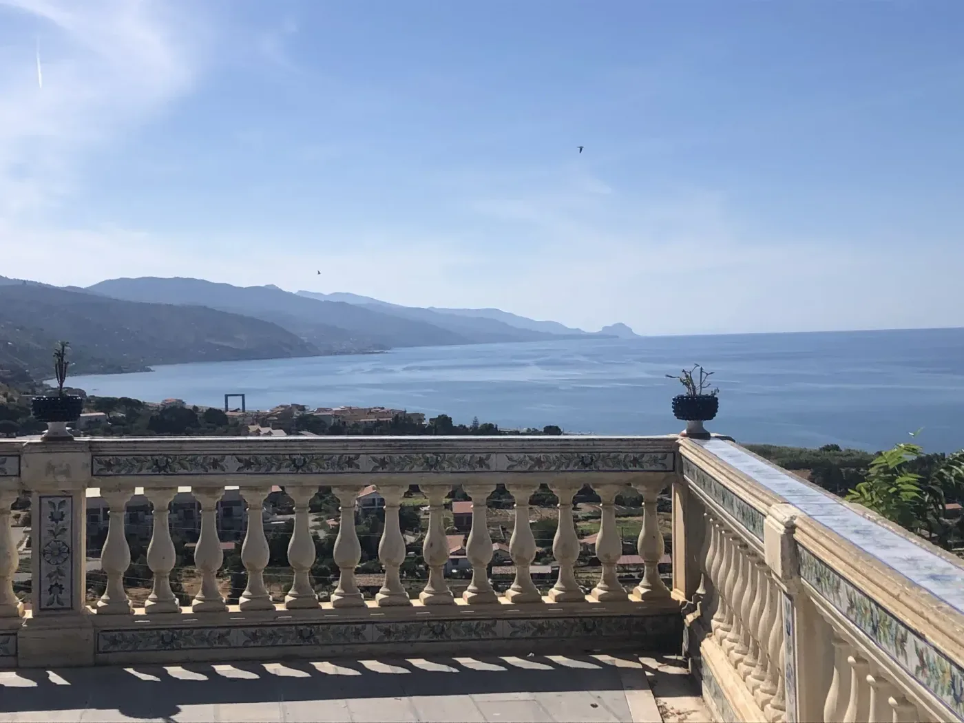 en gammal terrass i Sicilien med utsikt över blåa havet och bar himmel