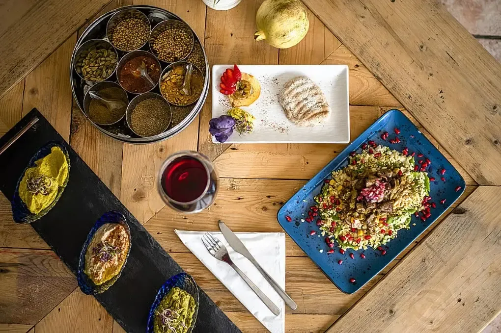 Färgstark vegetarisk mat serverad på träbord under ett yoga- och wellnessretreat