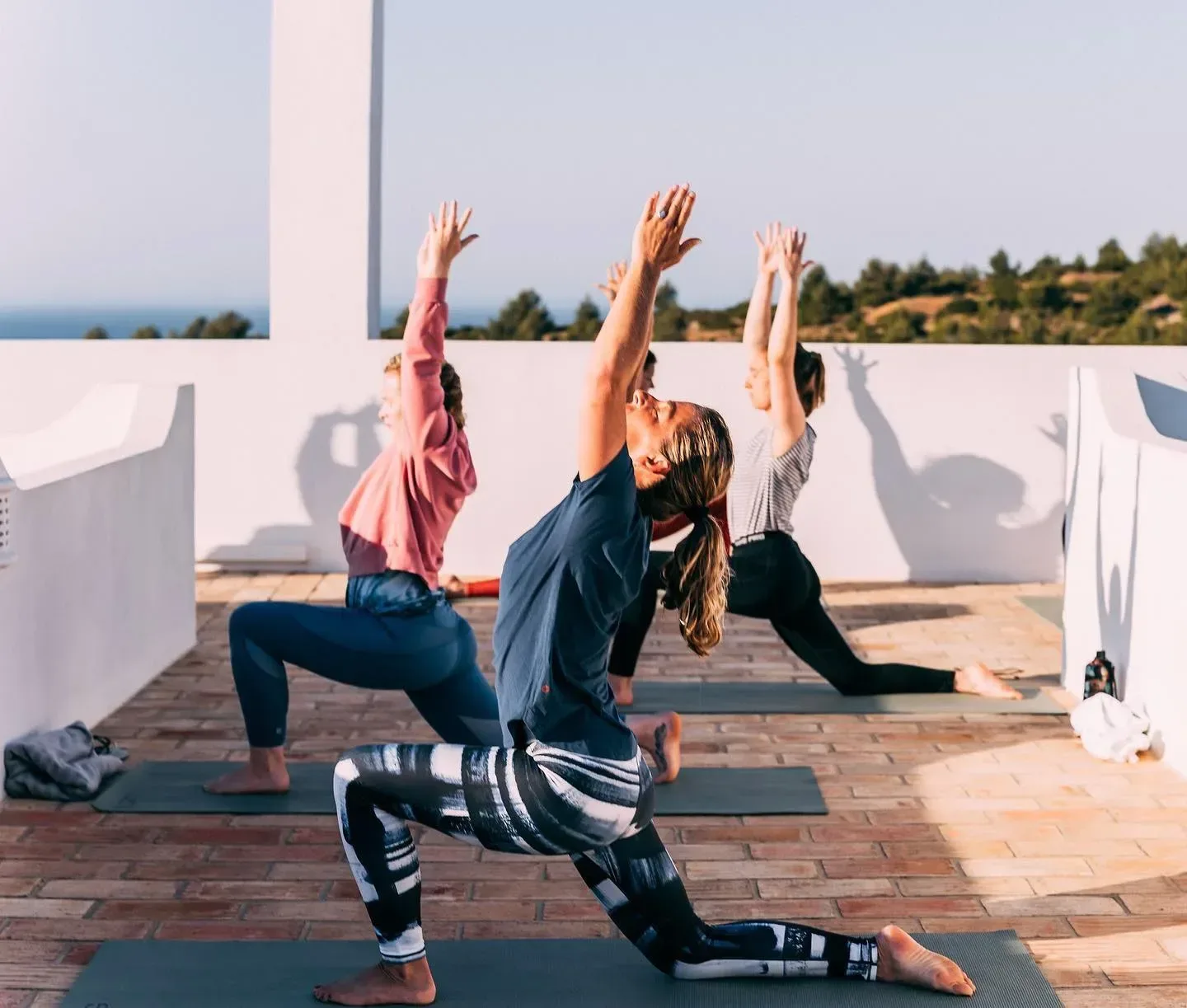 yogaklass under bar himmel vid bergen ovanför Faro i Portugal